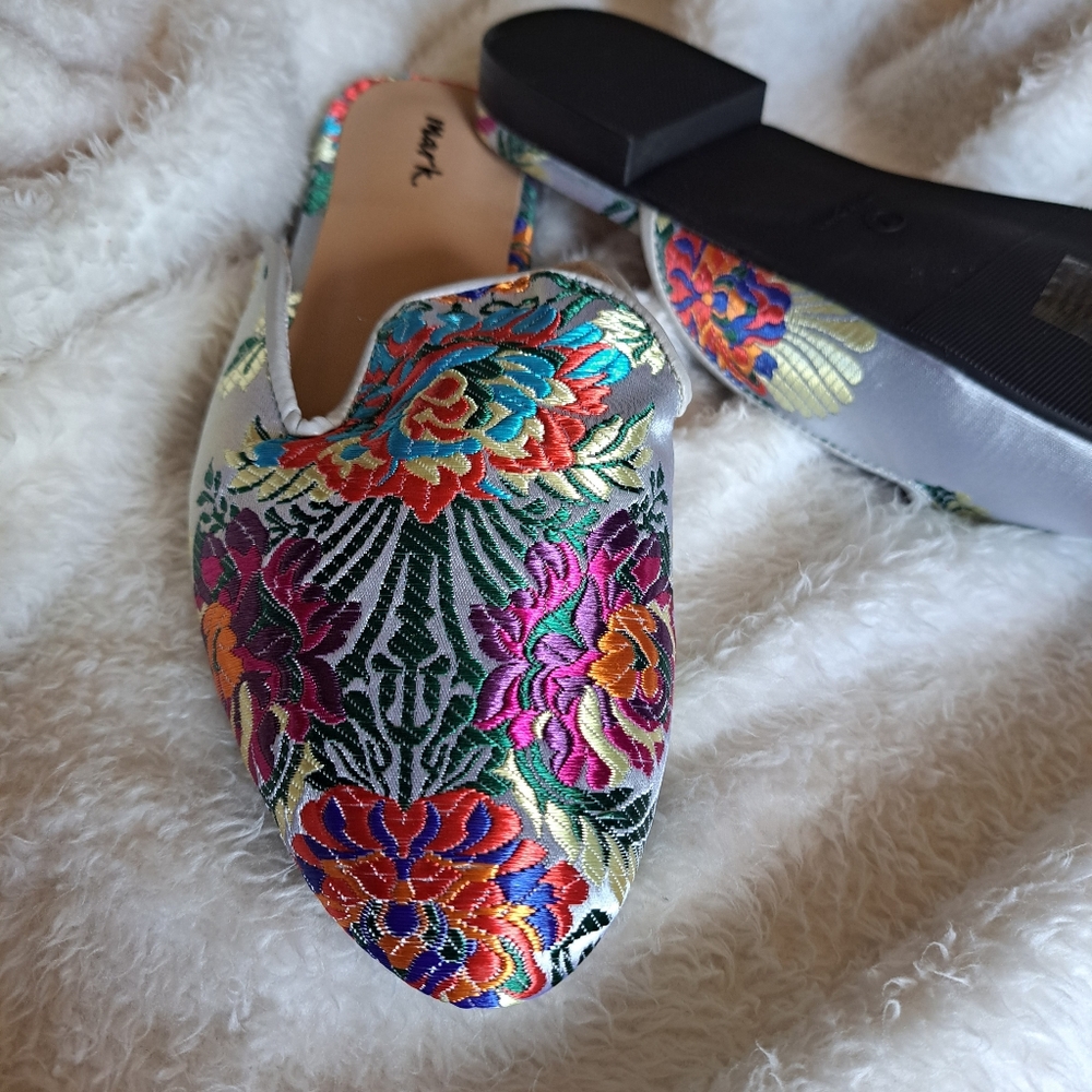Slip On Embroidered - Picture 2 of 5
